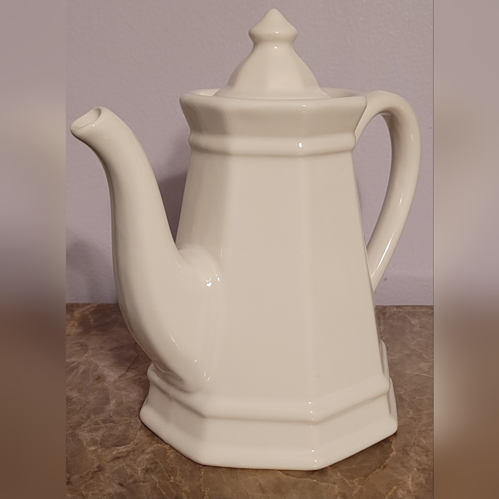 Pfaltzgraff "Heritage" White Coffee/ Teapot - Picture 4 of 15